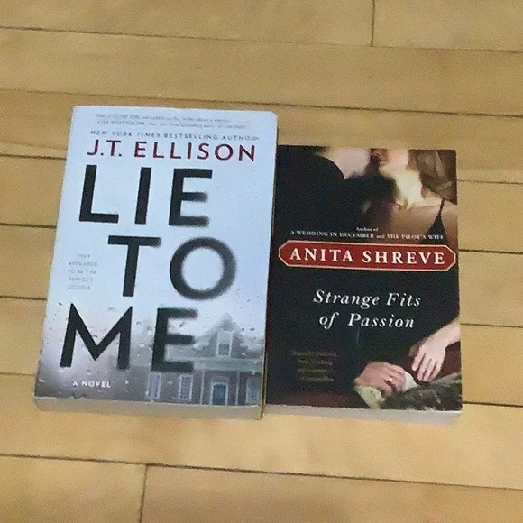 🏖2 Sets of Books for $13🏖 EUC Paperbacks - Picture 1 of 5